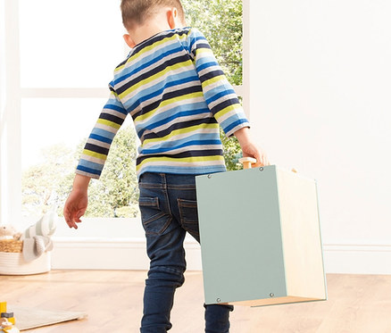 Ein Junge trägt das Pinolino Spielwelt »Reiterhof Lise«.