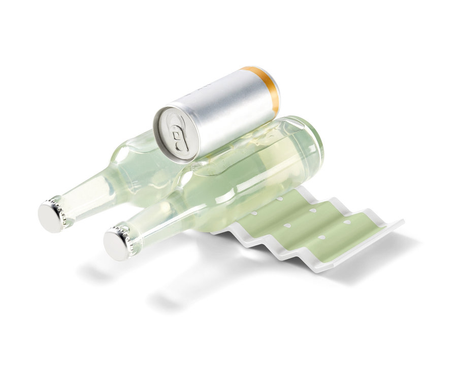 Zwei Flaschen und eine Dose liegen auf dem Flaschenhalter für den Kühlschrank.