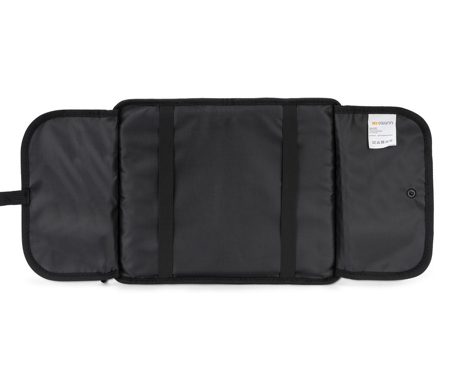 Schwarzer Osann Kindersitz Junior Isofix Gurtfix mit Mal- und Reisetisch, aufgeklappt.