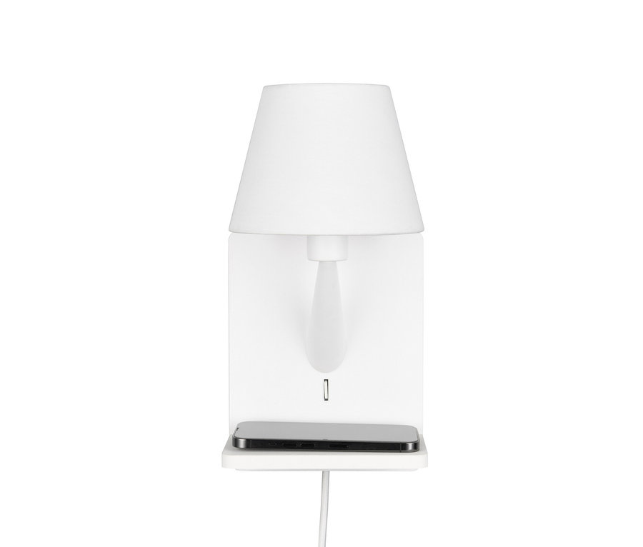 Weiße Trio Wandleuchte »Comfort« mit einem Telefon auf einem Regal.