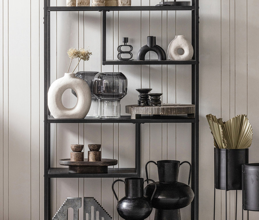 Schwarzes Woood Regal »Teun« mit Vasen und Deko.