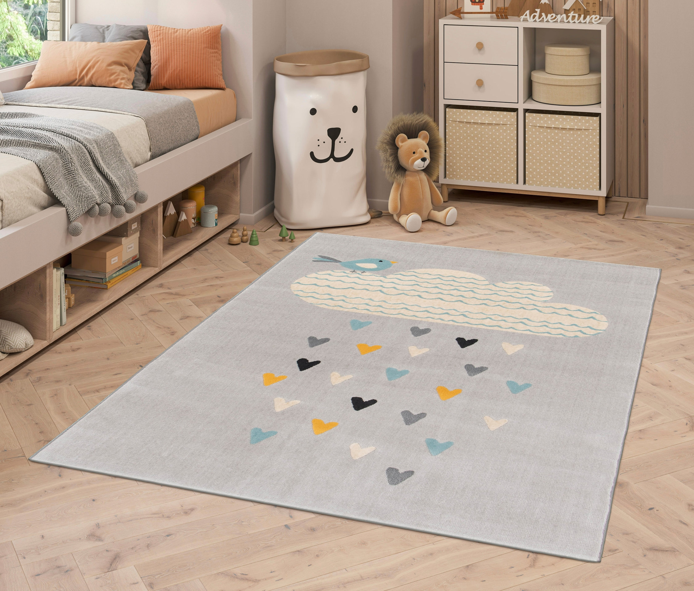 Kinderzimmer mit Bett, Regal und grauem COCOON »Herz« Kinderteppich, 120 x 170 cm, mit Wolken- und Herzmotiven.