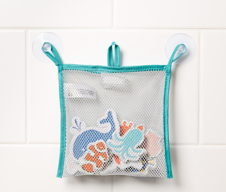 Ein Netz mit 10 Badewannenspielfiguren »Meerestiere« hängt an weißen Fliesen.