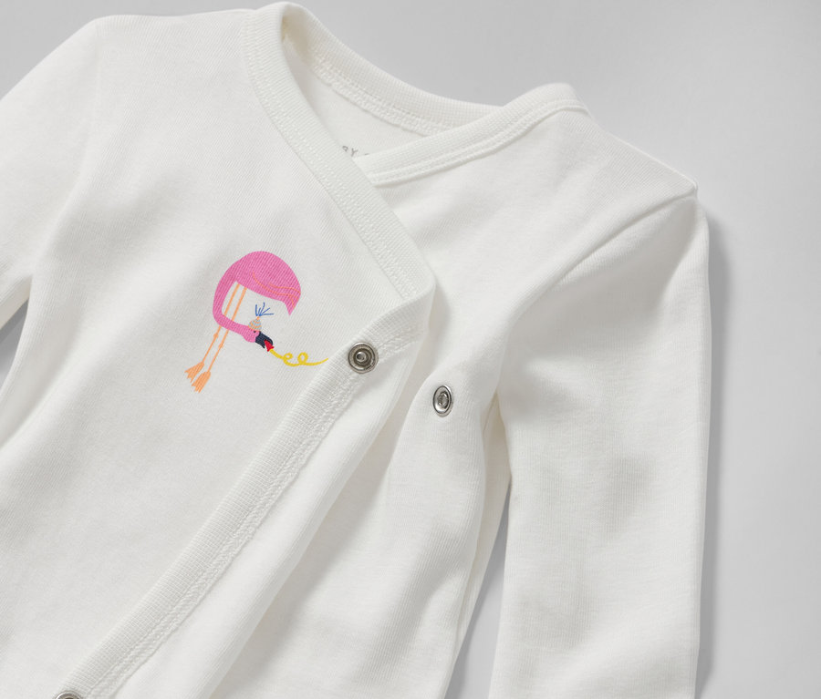 Detailansicht eines weißen 5 Baby-Bodys mit Mitwachsfunktion und einer Flamingostickerei.