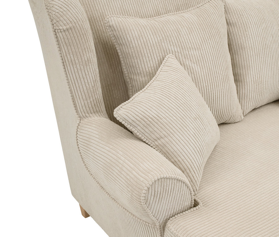 Detailansicht eines beigen XXL-Ohrensessels "Harvard" aus Cordstoff mit Kissen.