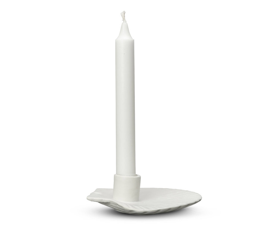 Eine weiße Kerze steht in einem weißen Kerzenhalter »Shell«.