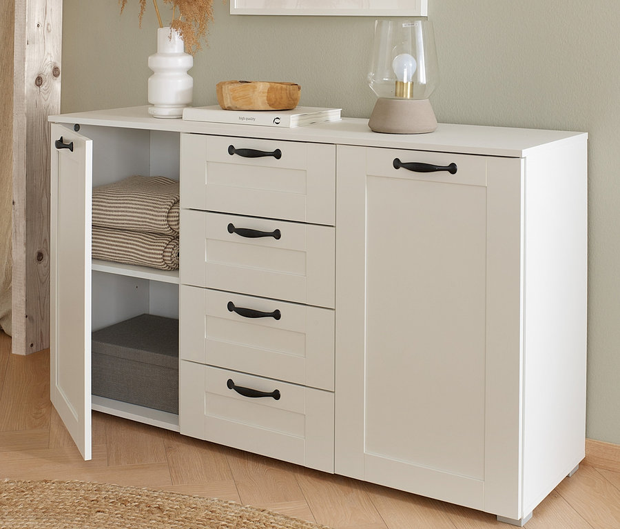 Weisse rauch Kommode »Cottage« mit offener Tür, Schubladen und Dekorationen.