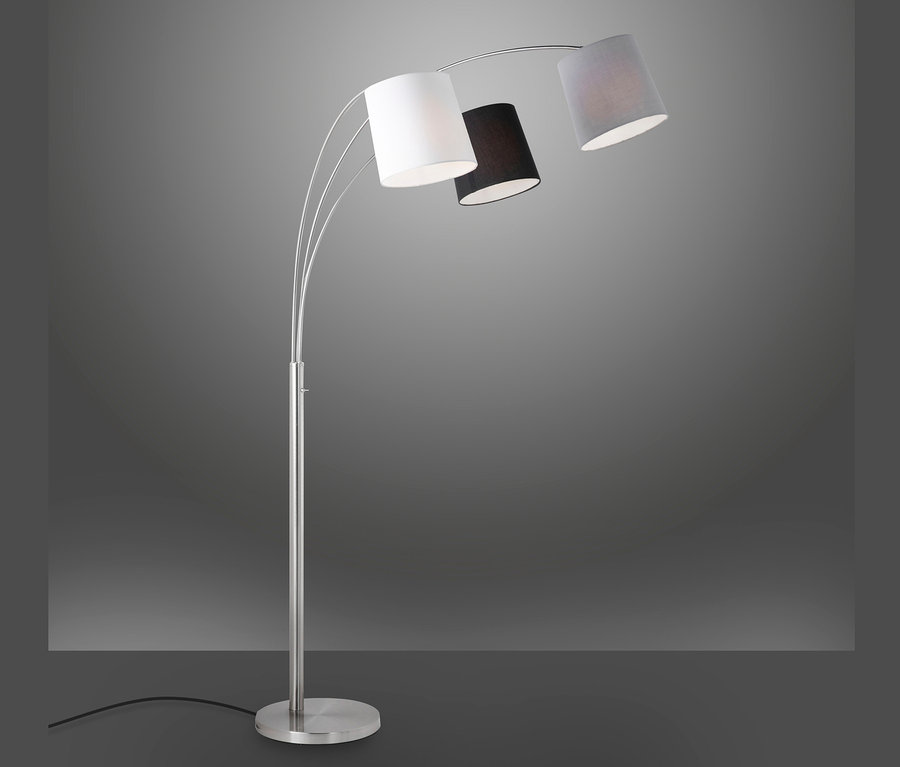 JUST LIGHT Stehleuchte »Melvin« mit drei Lampenschirmen (weiß, schwarz, grau) auf silbernem Metallgestell.