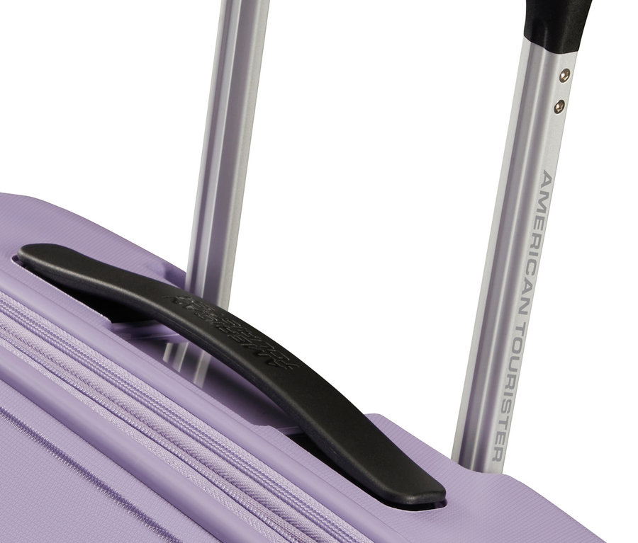 Detailaufnahme eines lavendelfarbenen American Tourister Hartschalen-Koffers »Sunside Spinner« mit ausgezogenem Griff.
