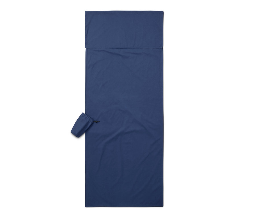 Blauer Schlafsack-Inlay und seine Verpackung auf weißem Hintergrund.