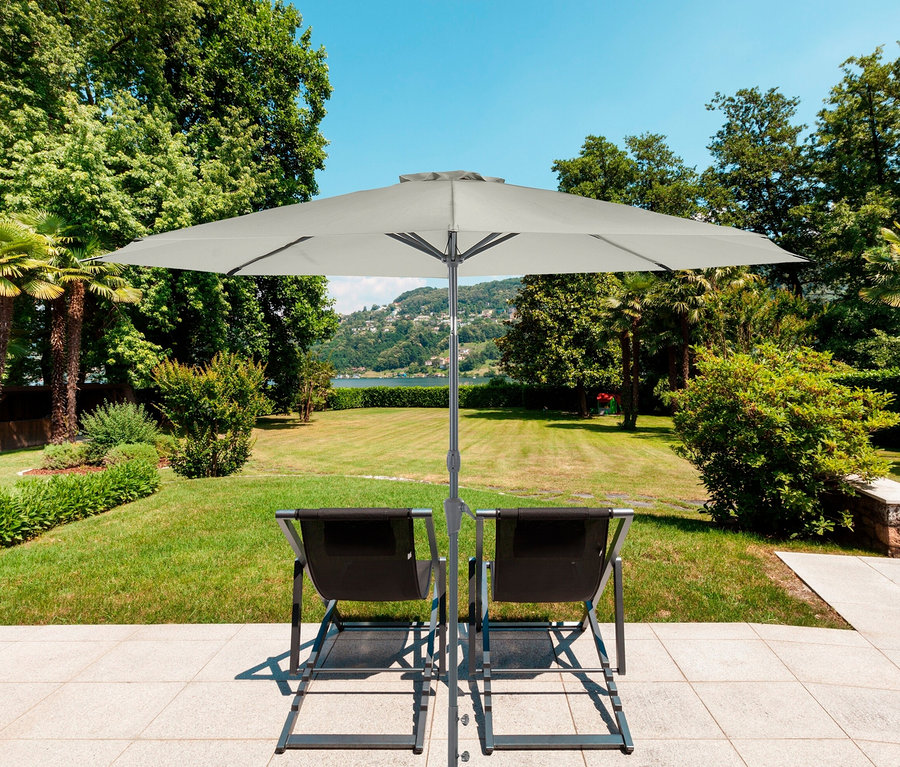 Zwei Liegestühle stehen auf einer Terrasse unter einem grauen Leco Sonnenschirm, Ø 300 cm.