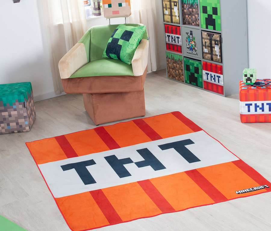 Minecraft-Themenzimmer mit Sessel, Regalen und orangefarbenem TNT-Teppich.