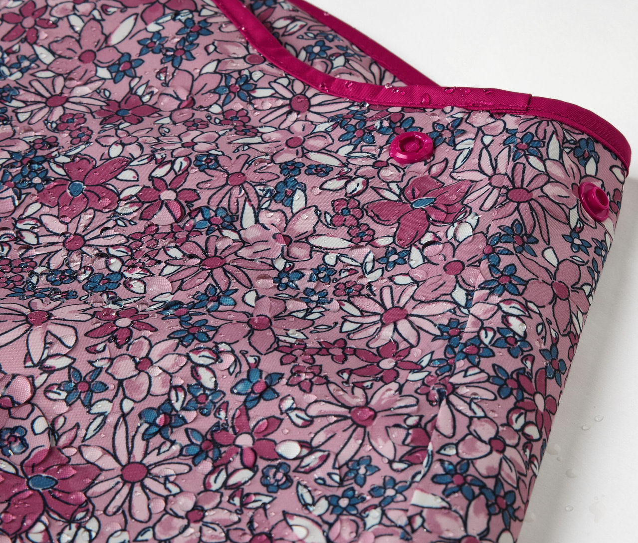 Detailaufnahme einer Kinder-Thermo-Regenhose mit Blumenmuster.