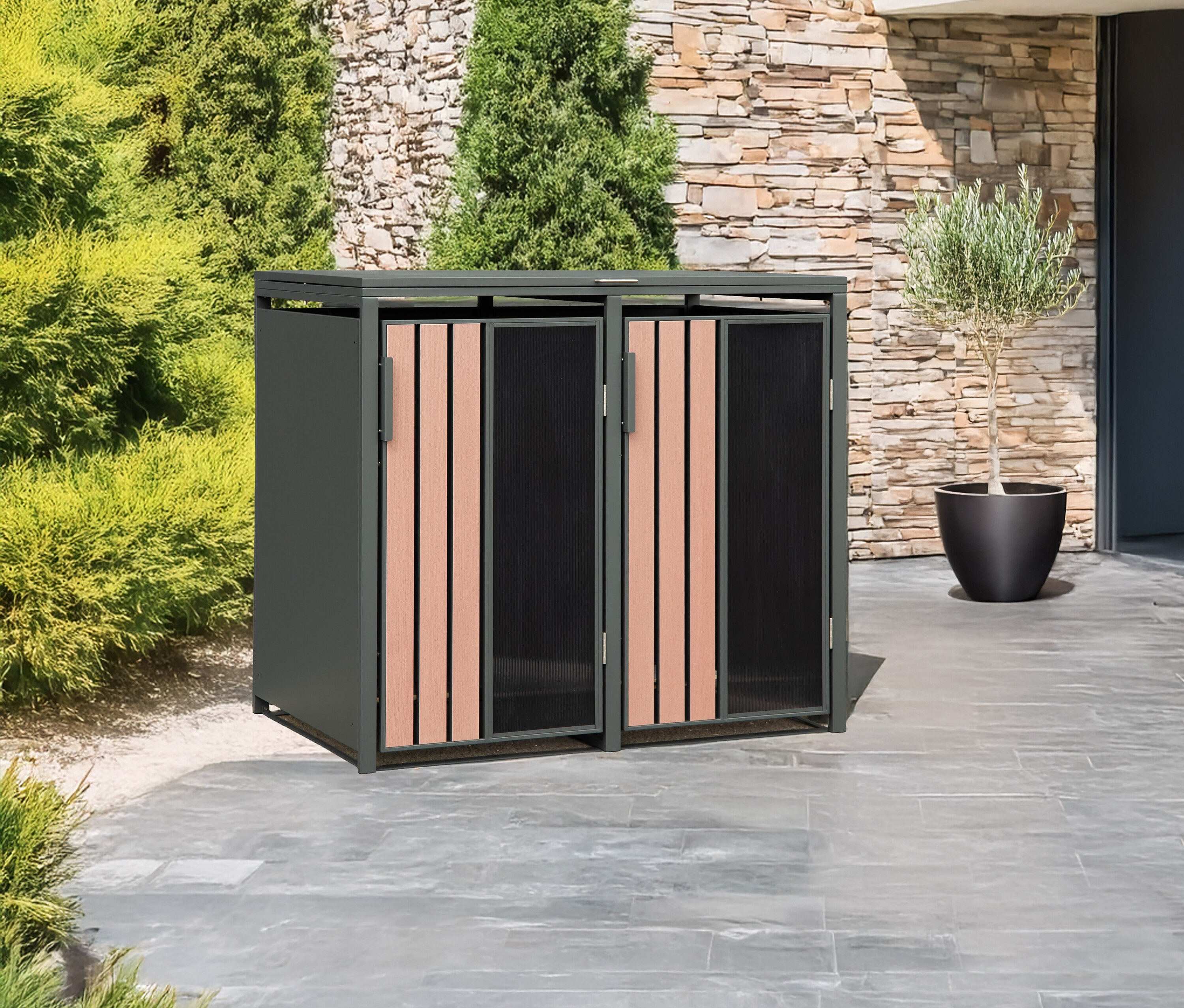 Ein Metallschrank mit Doppeltüren mit vertikalen Holz- und schwarzen Paneelen steht draußen auf einer Terrasse.