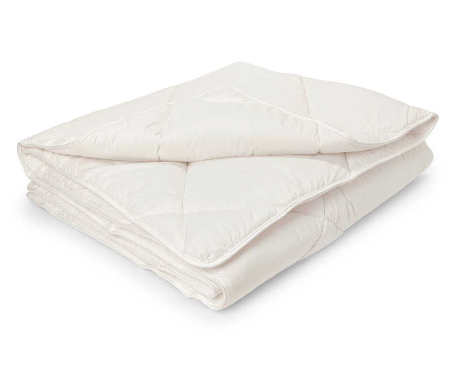 Gefaltete weiße Steppdecke.