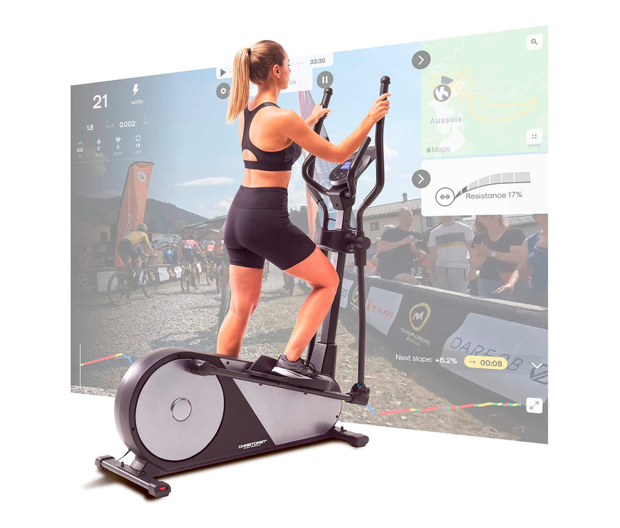 Frau trainiert auf Christopeit Sport Crosstrainer-Ergometer »EL 8000« und schaut auf einen Bildschirm mit einem Radrennen.