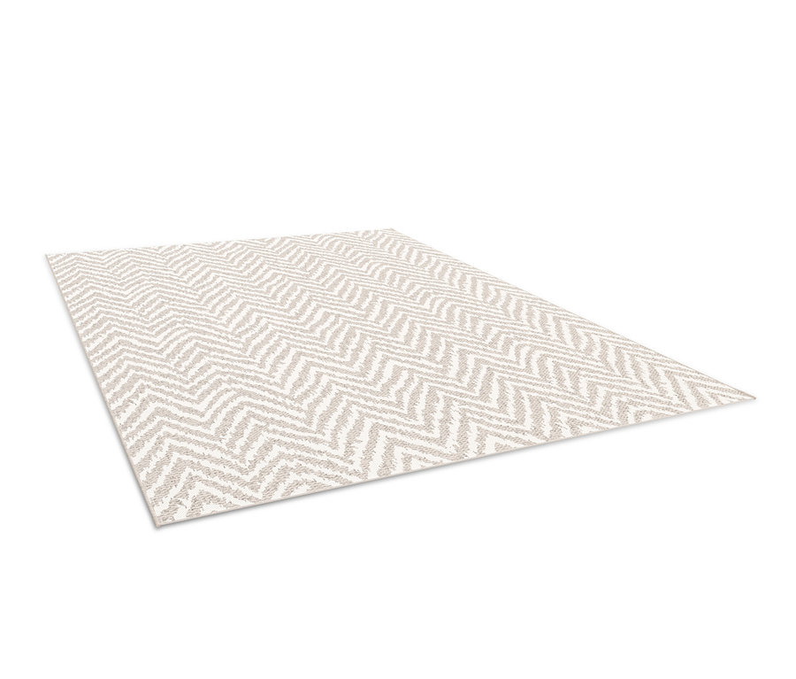 Ein beiger Outdoor-Teppich »Ecru Flow« mit Zickzackmuster liegt auf dem Boden.