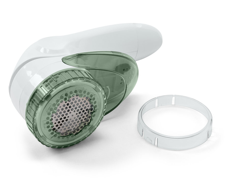 Ein weißer Fusselentferner mit einer transparenten grünen Spitze und einem transparenten Plastikring auf einem weißen Hintergrund.