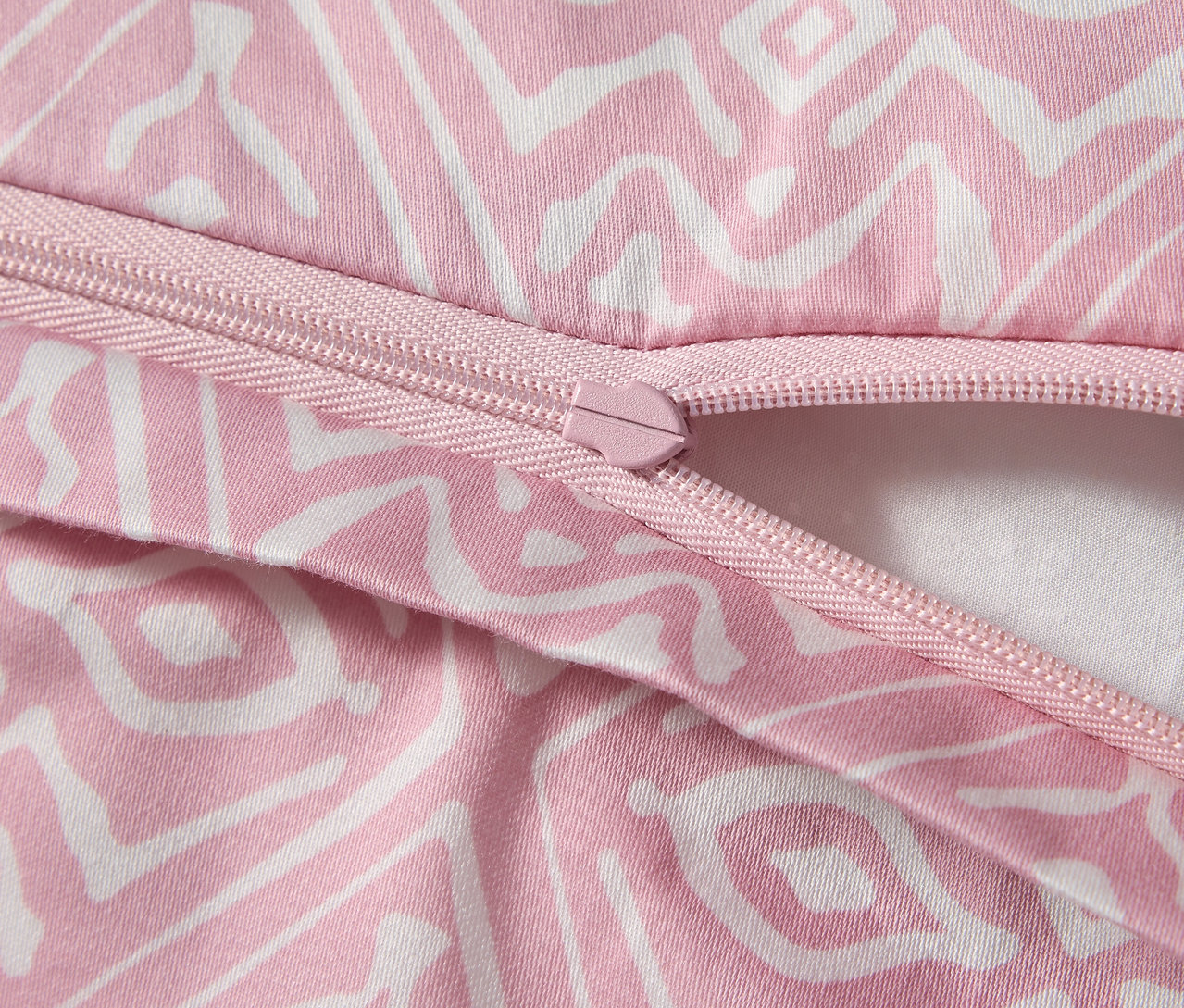 Detail der Baumwollsatin-Bettwäsche in Normalgröße mit geometrischem Muster und Reißverschluss.