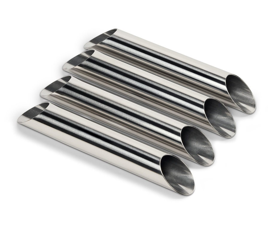 Vier silberne Metallröhren liegen parallel zueinander auf einem weißen Hintergrund.