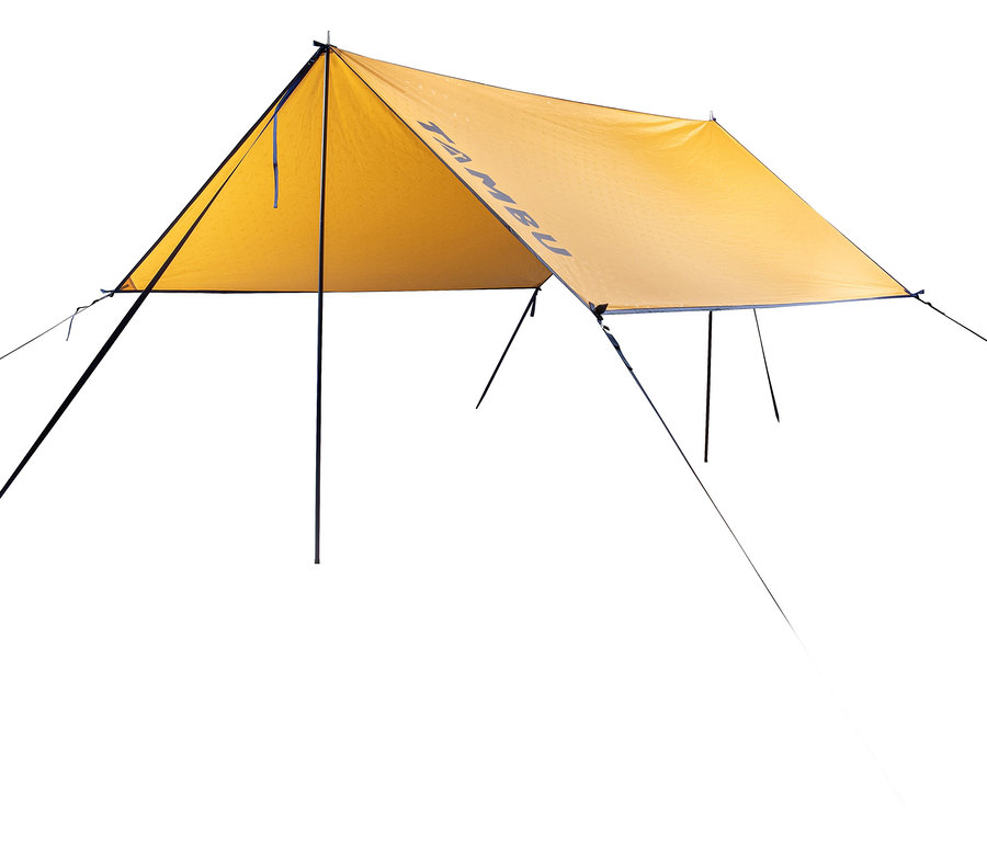 Das aufgebaute Tambu »CHADA« Tarp/Sonnensegel ist vor einem weißen Hintergrund zu sehen.