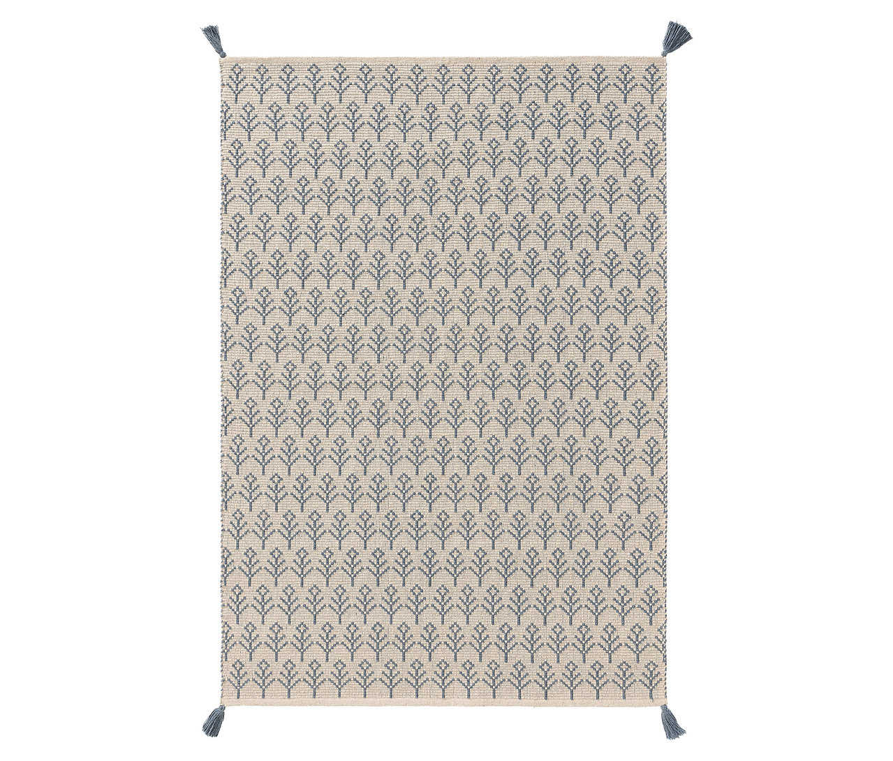 Ein rechteckiger Teppich mit einem sich wiederholenden blauen Blattmuster auf beigem Hintergrund und blauen Quasten in den Ecken.