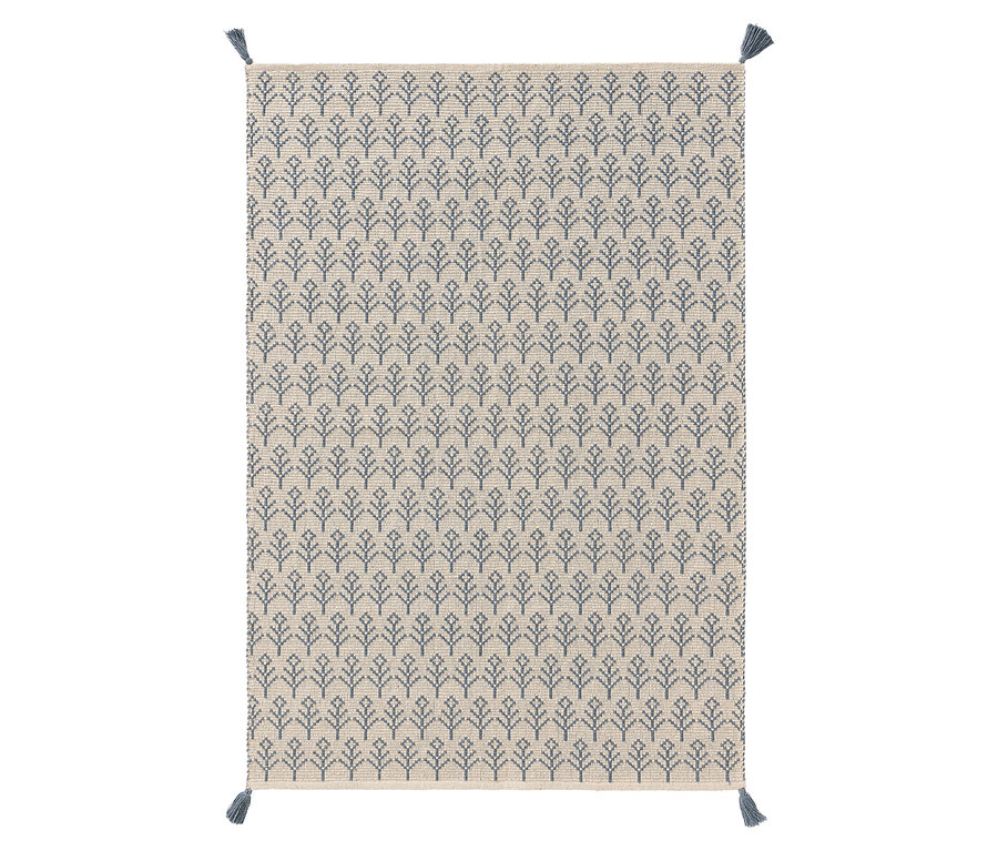 Ein rechteckiger Teppich mit einem sich wiederholenden blauen Blattmuster auf beigem Hintergrund und blauen Quasten in den Ecken.