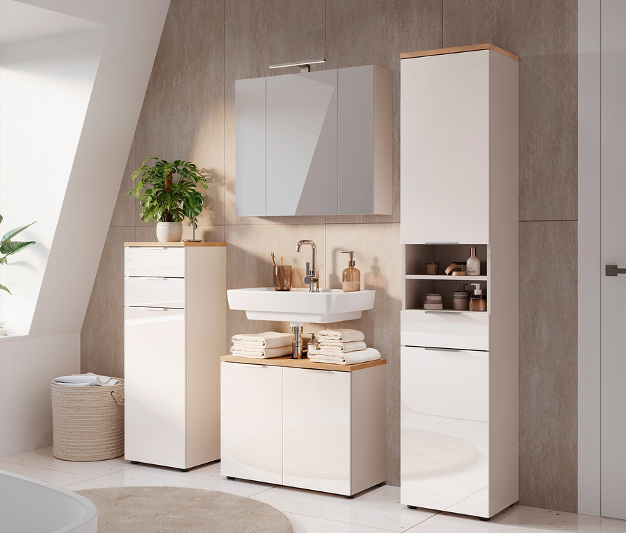 Badezimmeransicht mit Waschbecken, Spiegelschrank, Hochschrank und Kommode in Weiß mit Holzplatte. Handtücher liegen auf dem Unterschrank.