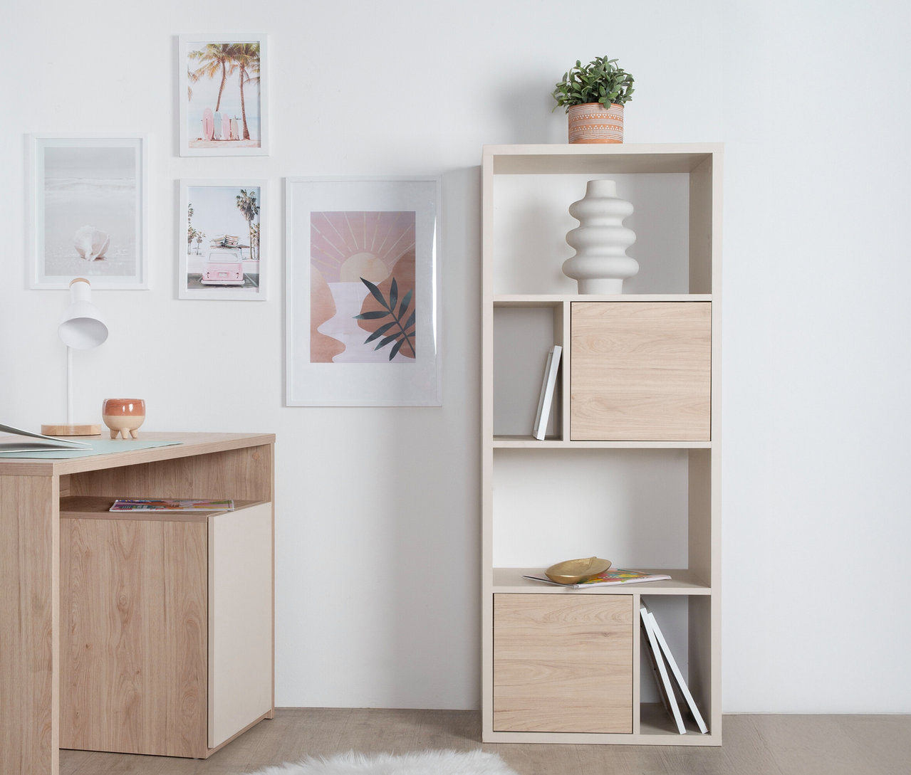 Das Zimmer zeigt ein Roba Regal »Louisa«, einen Schreibtisch und Bilderrahmen an der Wand.