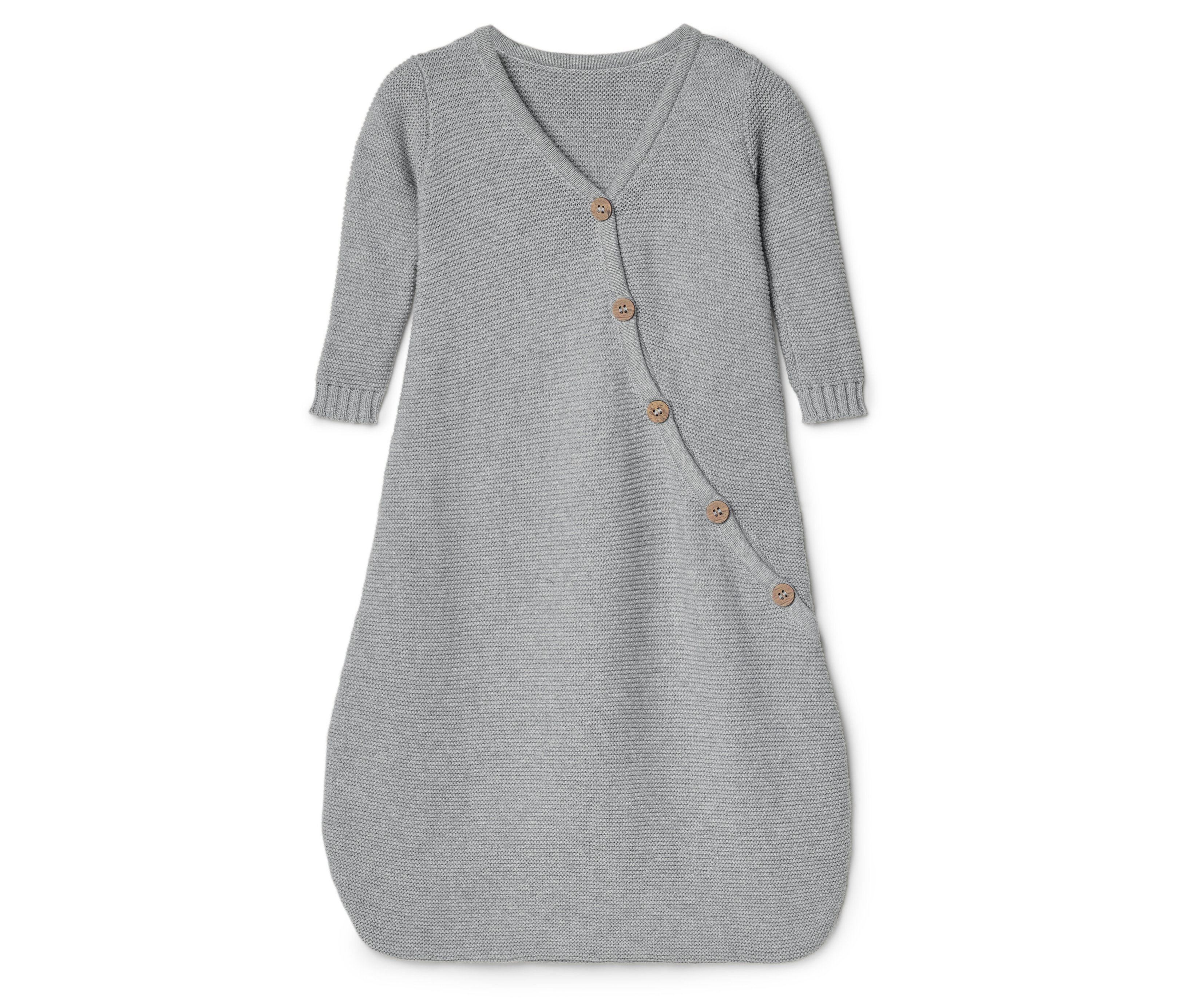 Ein grauer, gestrickter Babyschlafsack mit langen Ärmeln und einer Knopfleiste liegt auf einer weißen Oberfläche.