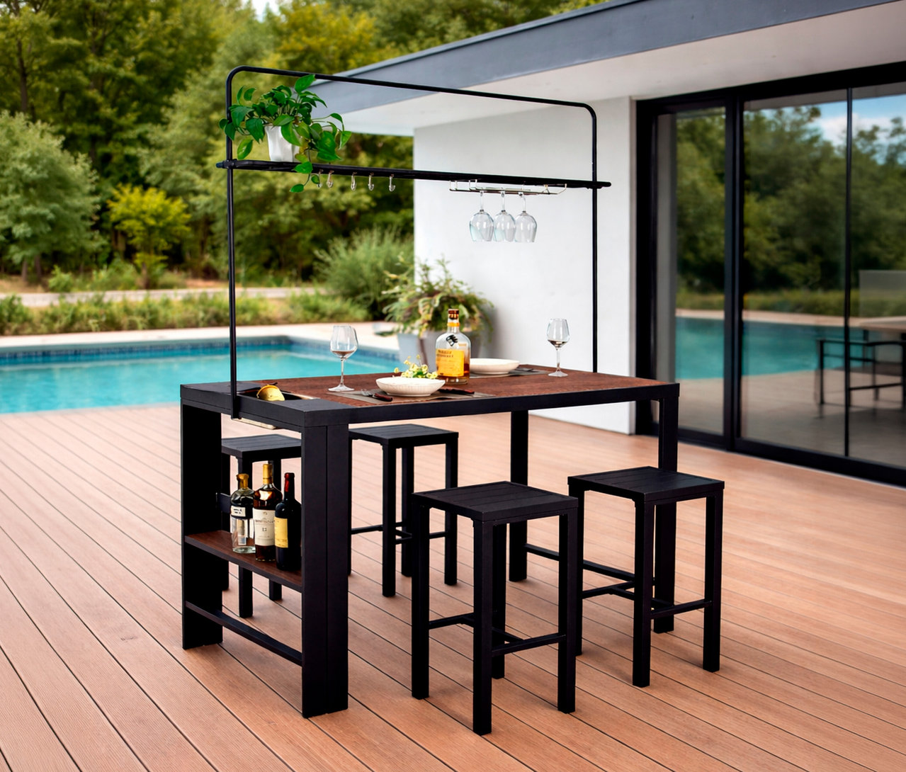 Draußen steht ein Leco Bartisch mit vier Hockern neben einem Pool, gedeckt mit Getränken und Speisen.