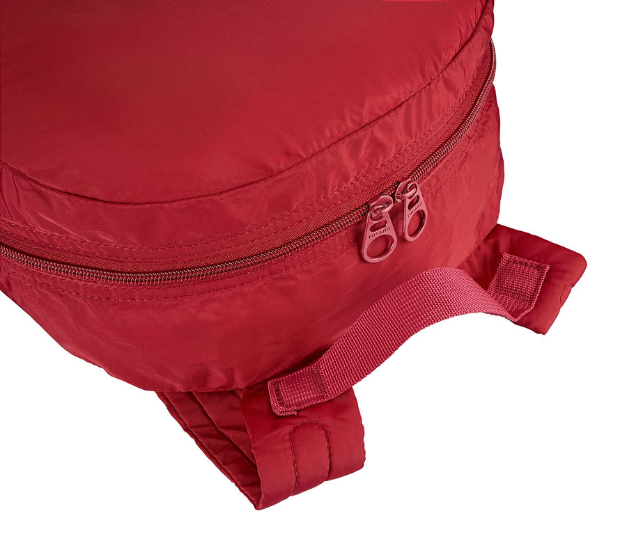 Nahaufnahme eines roten Rucksacks mit Reißverschluss und Trägern.