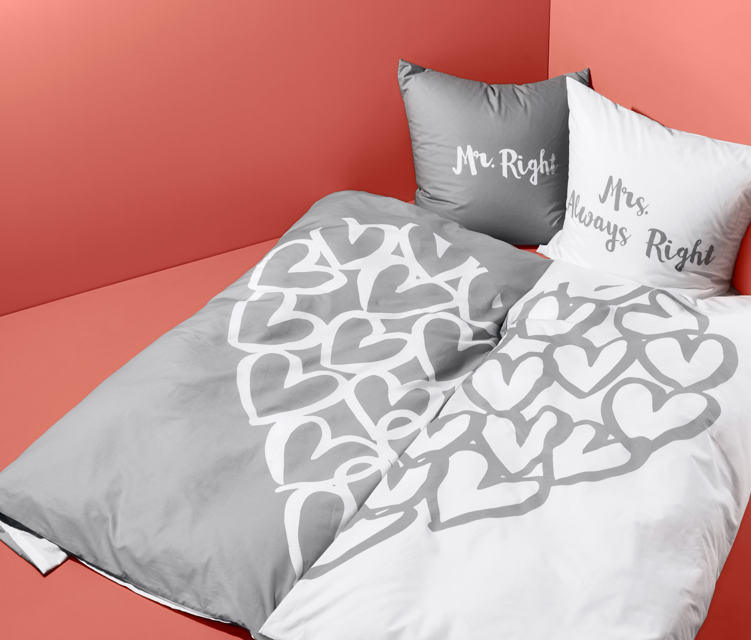 Zwei Sets Renforcé-Wendebettwäsche für Pärchen in Normalgröße mit Herzmuster und Kissen mit den Aufschriften "Mr. Right" und "Mrs. Always Right".