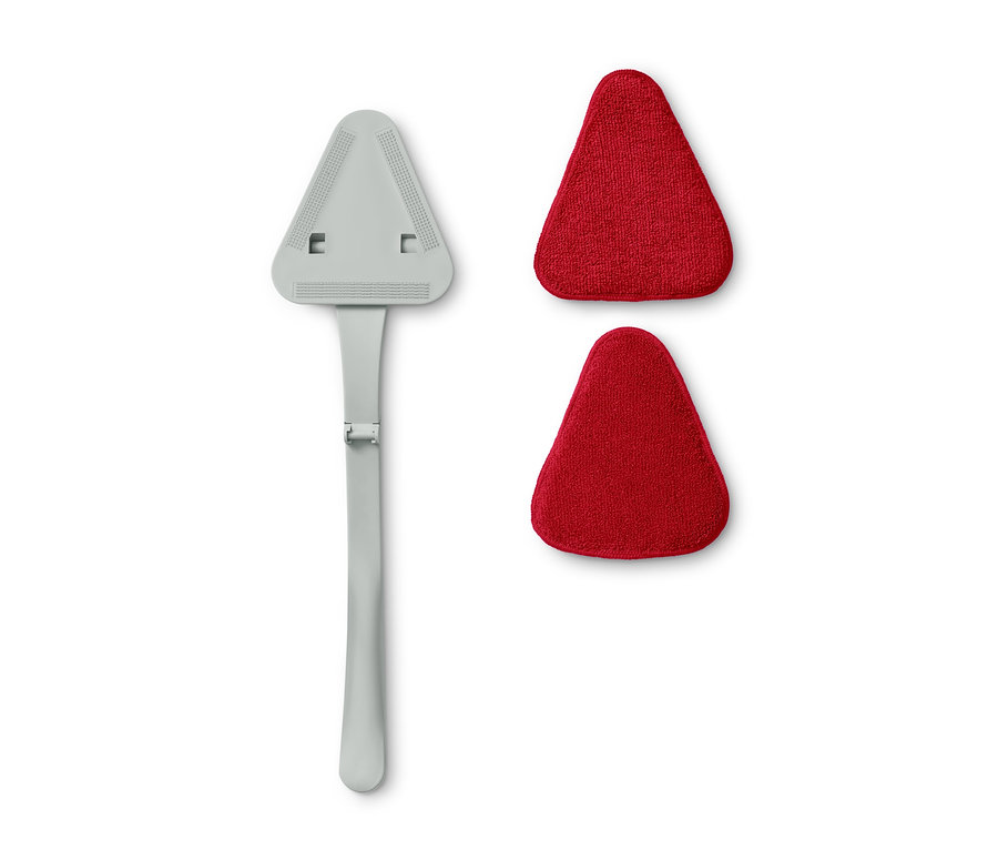 Ein grauer Auto-Windschutzscheiben-Reiniger und zwei rote Stoffunterlagen auf einem weißen Hintergrund.