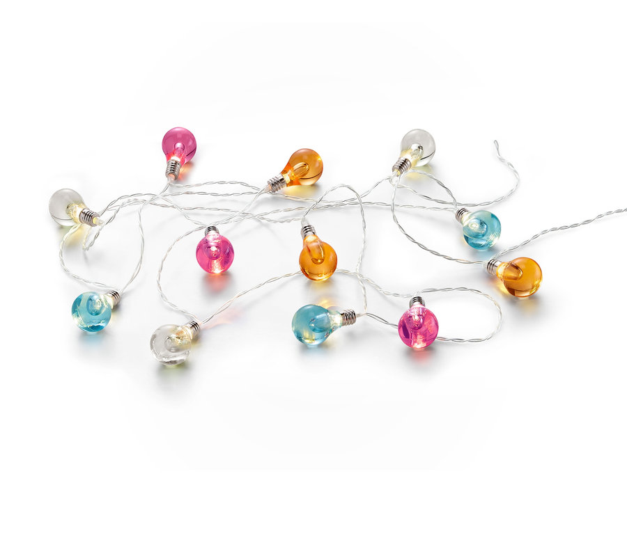 LED-Lichterkette mit verschiedenfarbigen Glühbirnen auf weißem Hintergrund.