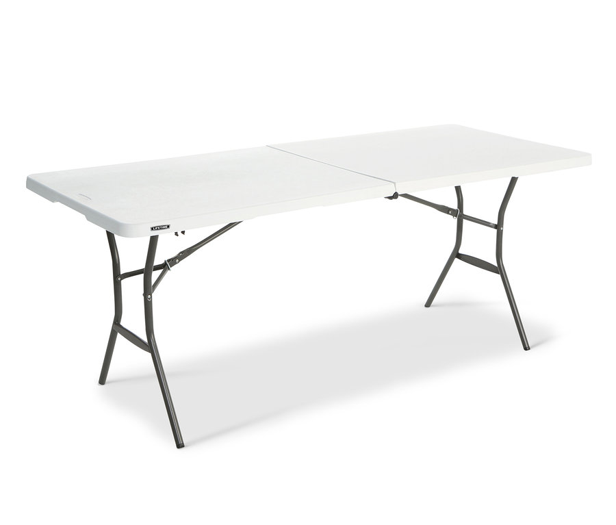 Ein weißer Lifetime-Kunststoff-Klapptisch mit schwarzen Beinen auf weißem Hintergrund.