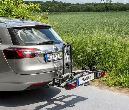 Silberner Kombi mit Fahrradträger »Premium 2« auf der Anhängerkupplung.