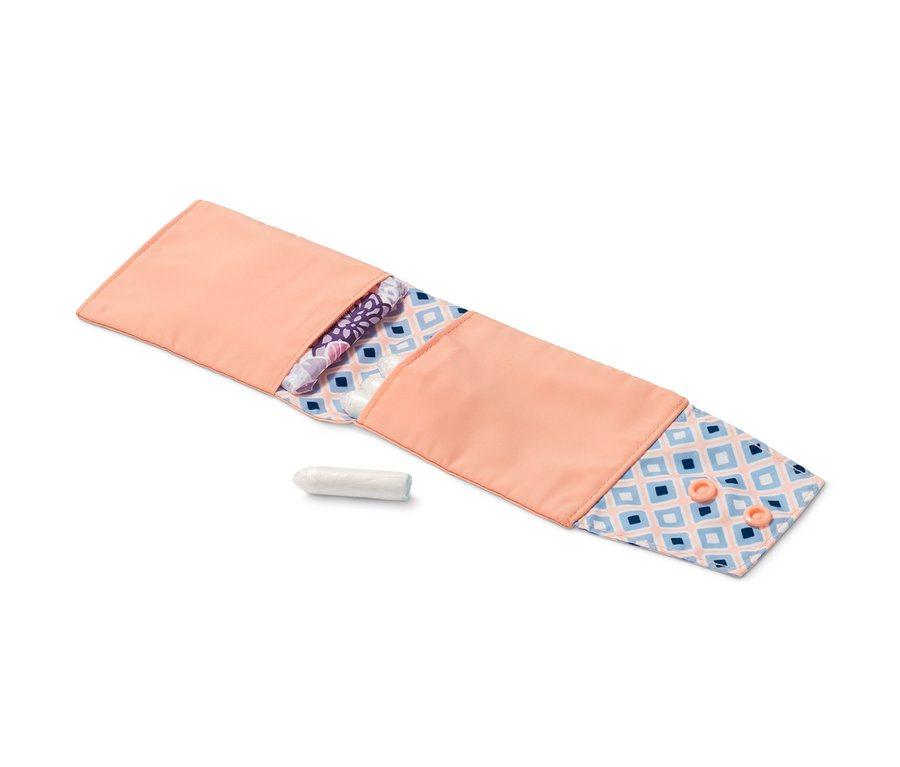 Offene, pfirsichfarbene Hygiene-Tasche mit Binden und Tampon.