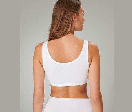 Rückansicht einer Frau, die 2 SCHIESSER Bustiers mit Bio-Baumwolle, weiß, trägt.