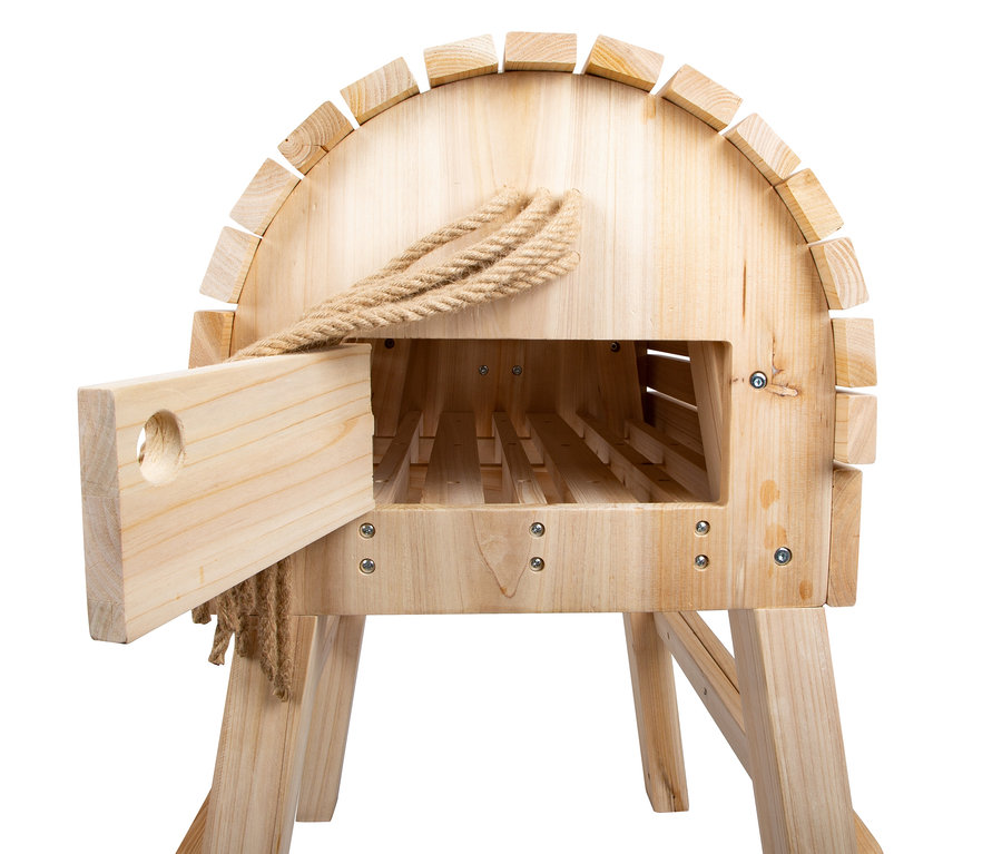 Vorderansicht des naturfarbenen small foot Holzpferds mit einer zum Öffnen vorgesehenen Tür.