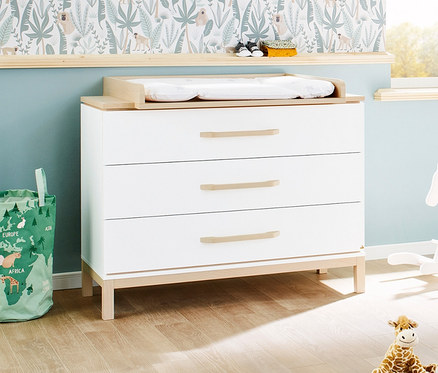 Kinderzimmer mit weißer Pinolino Light Wickelkommode breit mit drei Schubladen, Wickelaufsatz und Spielzeug.