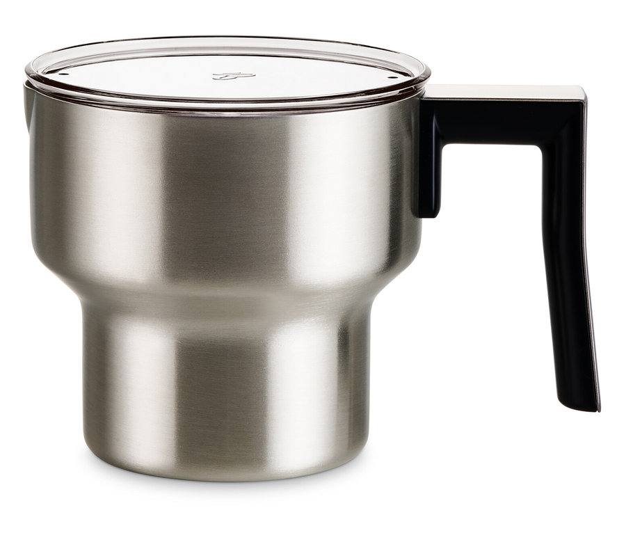 Detailaufnahme eines schwarzen Induktions-Milchaufschäumers.