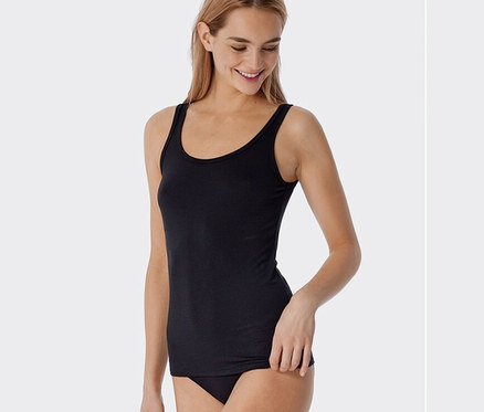 Frau trägt 2 SCHIESSER Trägertops mit Modal, schwarz, Streifen.