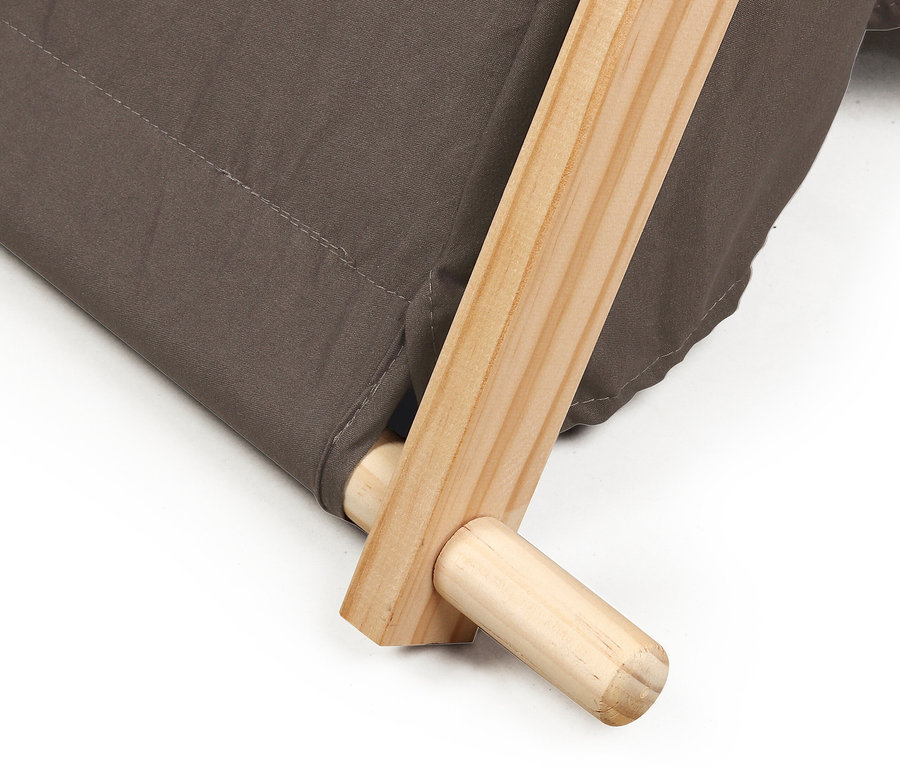 Detailansicht eines braunen Stoffzeltes von small foot mit Holzrahmen.