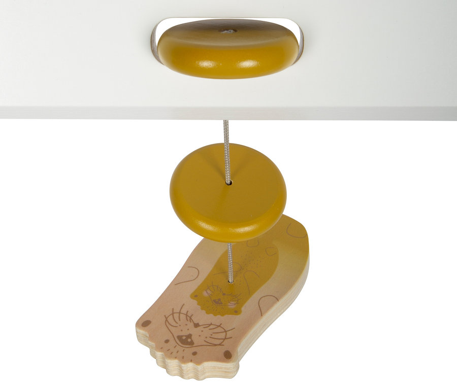 small foot Baby-Spielbogen »Seaside« mit Holzspielzeugen, die an einer weißen Struktur hängen.