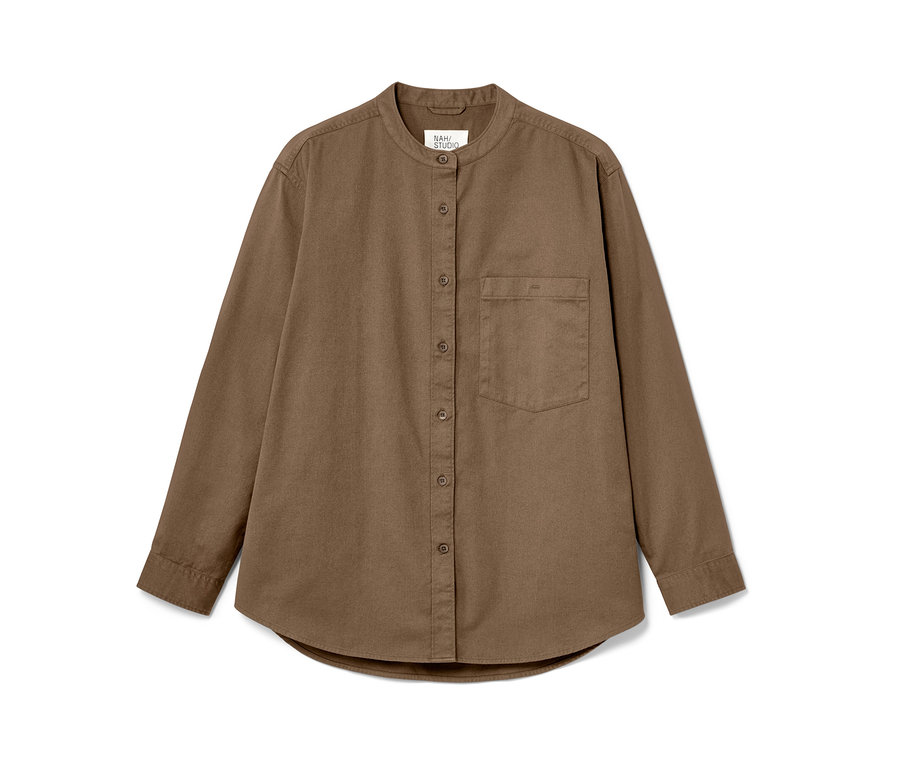 Ein braunes NAH/STUDIO Hemd mit langen Ärmeln und Knöpfen.