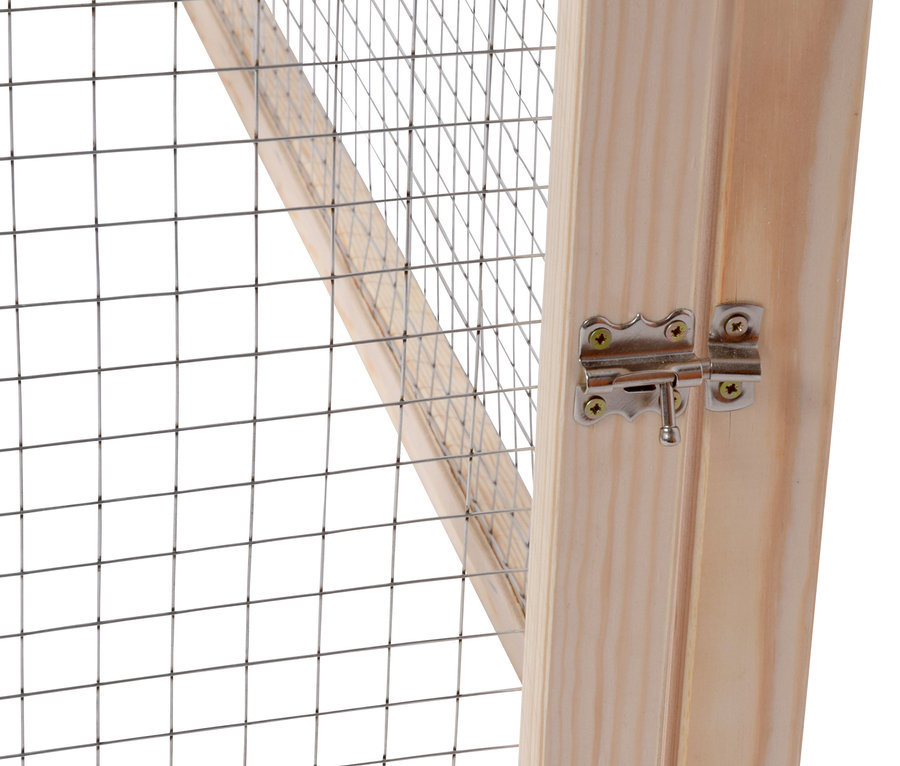 Detailansicht von Rahmen und Gitter des Dobar Freilaufgeheges.