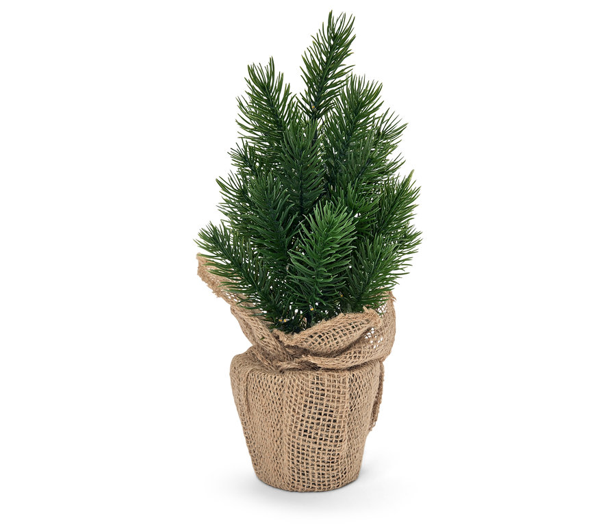 Kleine künstliche Tanne in Juteverpackung.