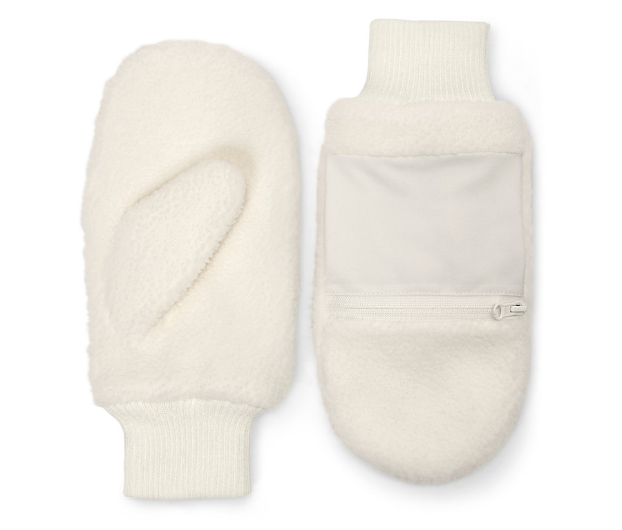 Zwei weiße Fäustlinge liegen nebeneinander. Einer hat eine Reißverschlusstasche.