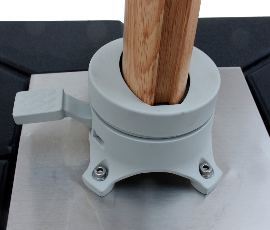 Detailaufnahme der Basis eines Leco LED-Ampelschirms mit einem Holzpfosten in der Mitte.